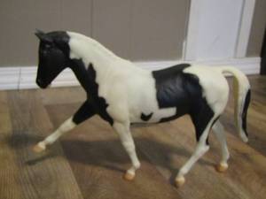 lot 136 image: Breyer horse model black and white 12