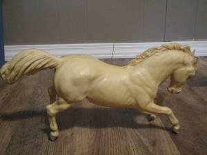 lot 152 image: Vintage Traditional Breyer stallion Alabaster yellow rearing fighting 1960-1970