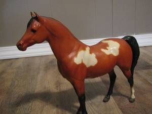 lot 138 image: Breyer proud Arabian mare Sears 1988 Bay Pinto traditional model horse