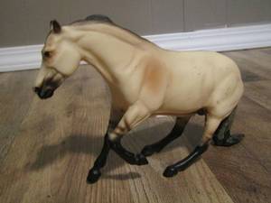 lot 154 image: Breyer 1994 hollywood dun it #478 champion reining horse