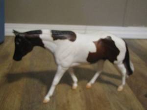 lot 142 image: Breyer horse 2000 JAH Special Confetti 3000 made