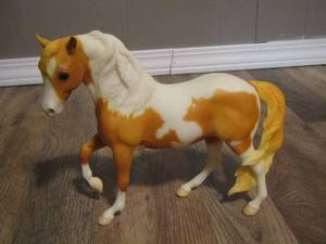 lot 144 image: 2001 Breyer Morgan mare model horse Great Spirit mare Marbella paint bald face