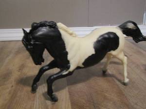lot 146 image: BREYER  - BONANZA COCHISE MODEL - BLACK PINTO REARING MUSTANG