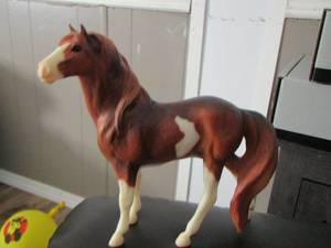lot 157 image: Vintage 2001 Breyer Reeves classic MESTENO Sorrel pinto stallion horse