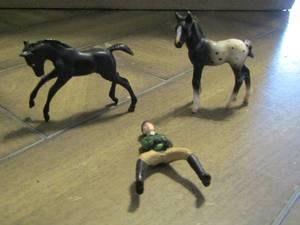lot 161 image: BREYER REEVES 2 MINITURE HORSES  ( 2 12 X 1 12) & ONE RIDER