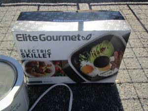 lot 40 image: electric skillet and crock pot