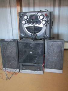 lot 46 image: stereo with speakers and cd player