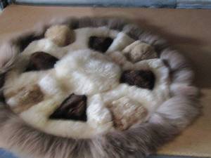 lot 76 image: SMALL RUG - APPROX 16 WIDE