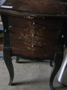 lot 84 image: jewelry box needs top repaired