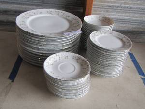lot 1 image: Sheffield Fine China Classic 501 dish set, dinner plates- saucers- cup saucers and bowls