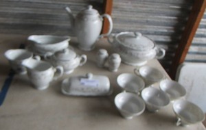 lot 5 image: Sheffield Fine China Classic 501 serving pieces - 6 handled coffee cups