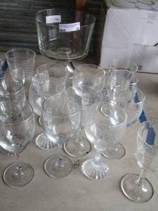 lot 30 image: various wine glass lot- bowls and fruit bowl on stand
