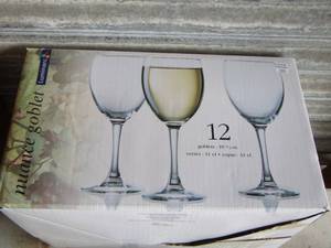 lot 29 image: nuance goblet wine glasses (missing2) in original box