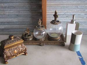 lot 134 image: bathroom items- soap holder- tooth brush holder plus