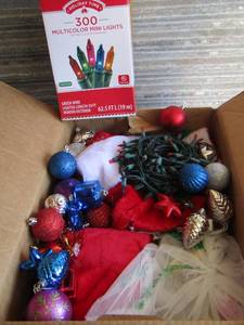 lot 164 image: box of Christmas