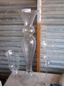 lot 148 image: large glass dcor vase, plus more glass dcor