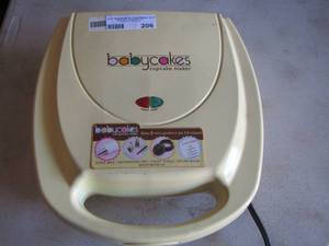 lot 206 image: baby cakes and mini cup cake makers