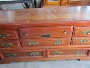 lot 229 image: 8 drawer dresser by Broyhill