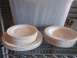 lot 257 image: Faberware Alsace 4242 white dinner plates, saucers and cup plates