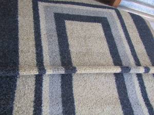 lot 319 image: blue and tan bathroom rugs