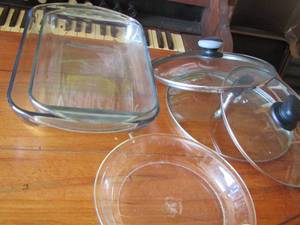 lot 372 image: OBLONG GLASS BAKING DISHES, PIE PLATES & POT LIDS