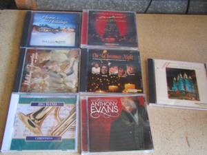 lot 378 image: CHRISTMAS CDS