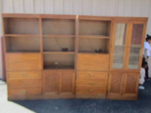 lot 383 image: WALL UNIT BY BROYHILL - ILLUMINATED CABINETS - 4 PIECES - VERY NICE WELL KEPT PIECE