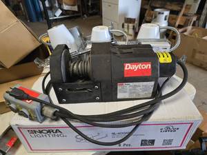 lot 16 image: Dayton 3VJ63 1,000 LB Winch