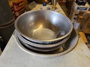 lot 149 image: Lot of Misc Large Mixing Bowls