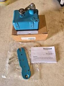 lot 142 image: Honeywell OP-AR30 Micro Switch
