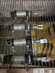 lot 193 image: Lot of 4 Pneumatic Acutatore