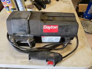 lot 220 image: Dayton 3VJ66 1,000 LB Winch