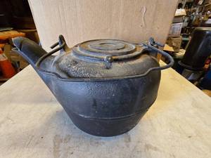 lot 108 image: Large 1 Gallon Cast Iron Tea Kettle