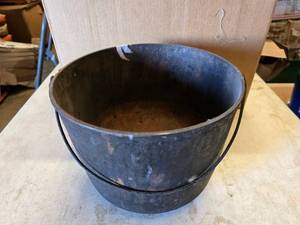 lot 110 image: Large Cast Iron Pot w Handle & Feet