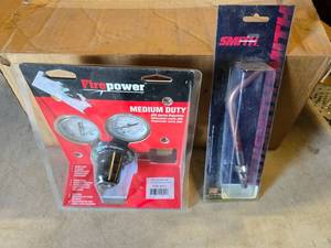 lot 121 image: NEW Firepower Medium Duty 250 Series Oxygen Regulator & Smith AW210 Standard Duty #10 Welding Tip