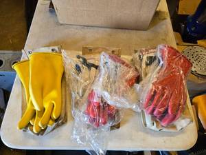lot 311 image: 3 Sets of Linemans Gloves.  Includes Bashlin Canvas Bags, Kutz Leather Gloves & Liners