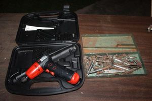 lot 154 image: Battery Powered Screw Gun And Bits