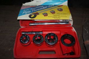 lot 29 image: Pipe Threader Set