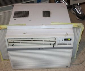 lot 18 image: LG Window Air Conditioner 1300 BTU Unit Model LW101ER