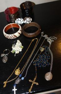 lot 286 image: Ladies Fashion Jewelry