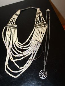 lot 287 image: Ladies Fashion Jewelry