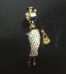 lot 22 image: Vintage Unsigned Carolee Dutchess of Windsor Lady with Bag