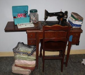 lot 25 image: Vintage 1928 Singer Sewing Machine with Cabinet and contents, Fabric,  and Sewing Box with Chair
