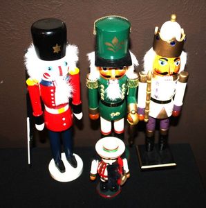 lot 422 image: Nutcracker Soldiers