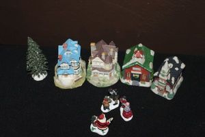 lot 423 image: Small Christmas Village Pieces