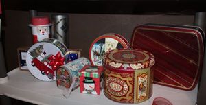 lot 429 image: Selection of Christmas Tins