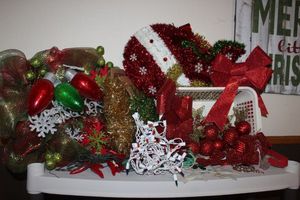lot 432 image: Christmas Decorations