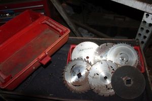 lot 26 image: Toolbox with 7.25in Saw Blades, and 1 masonry blade
