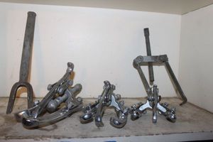 lot 205 image: Different sized Pully Bearing Pullers