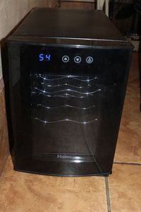 lot 9 image: Holmes WineBeverage Cooler